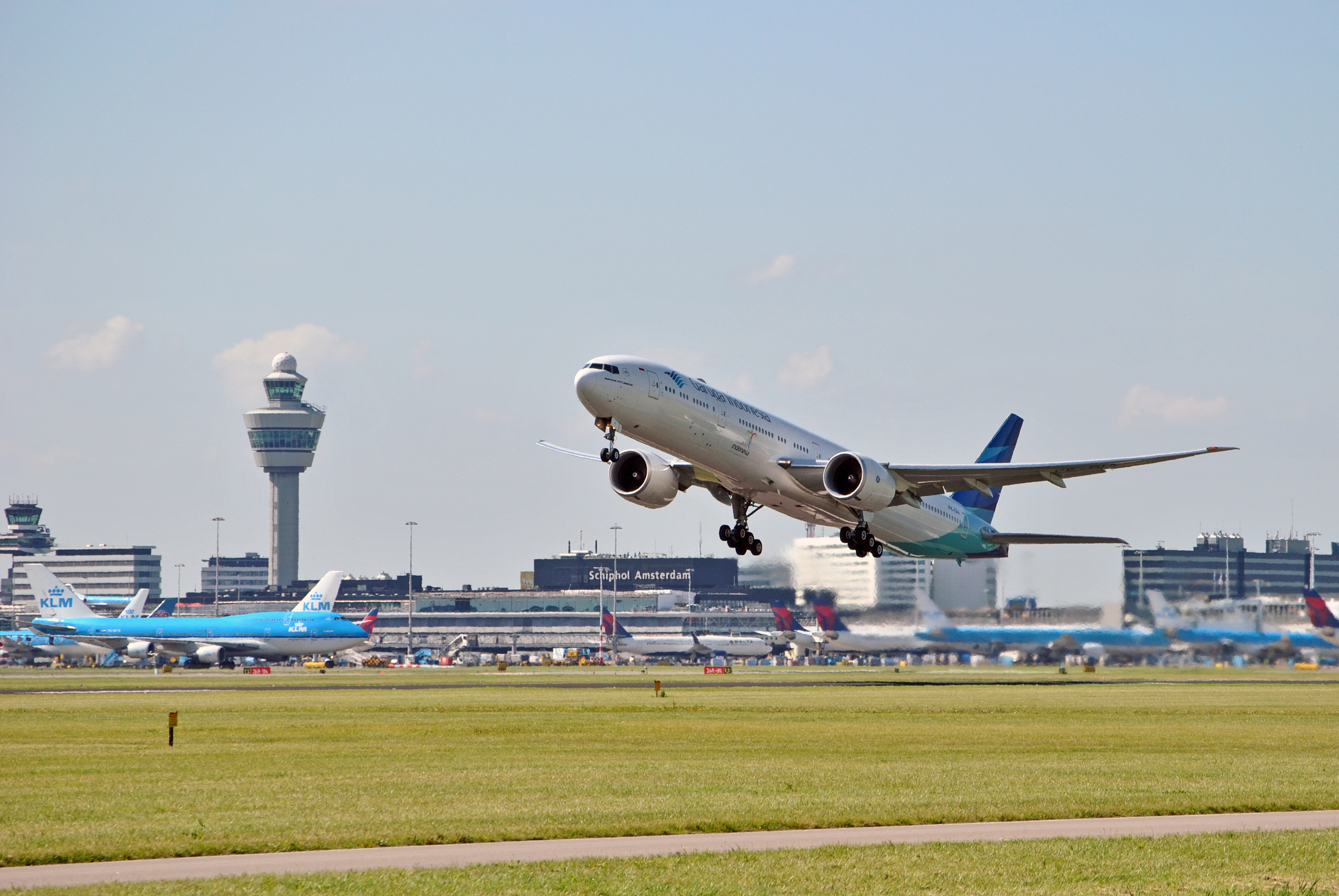 Private airport transfer from Rotterdam with comfortable door-to-door transportation