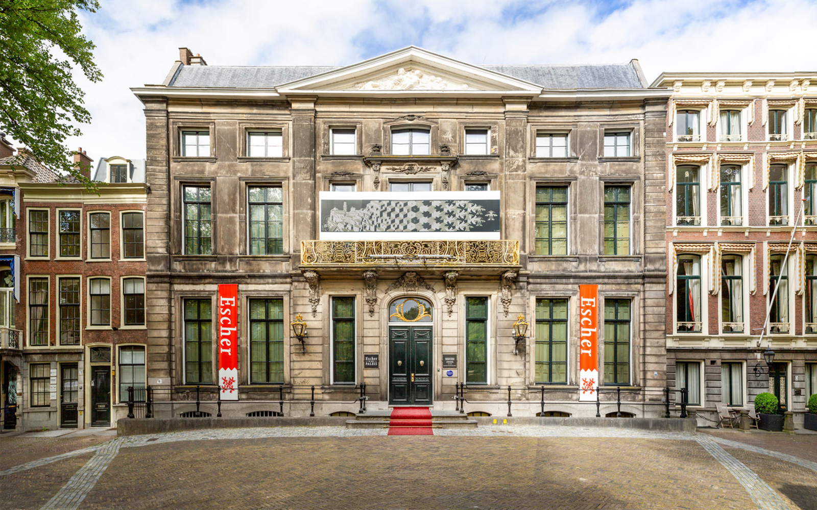Art, government buildings and royal history in The Hague during a private day tour