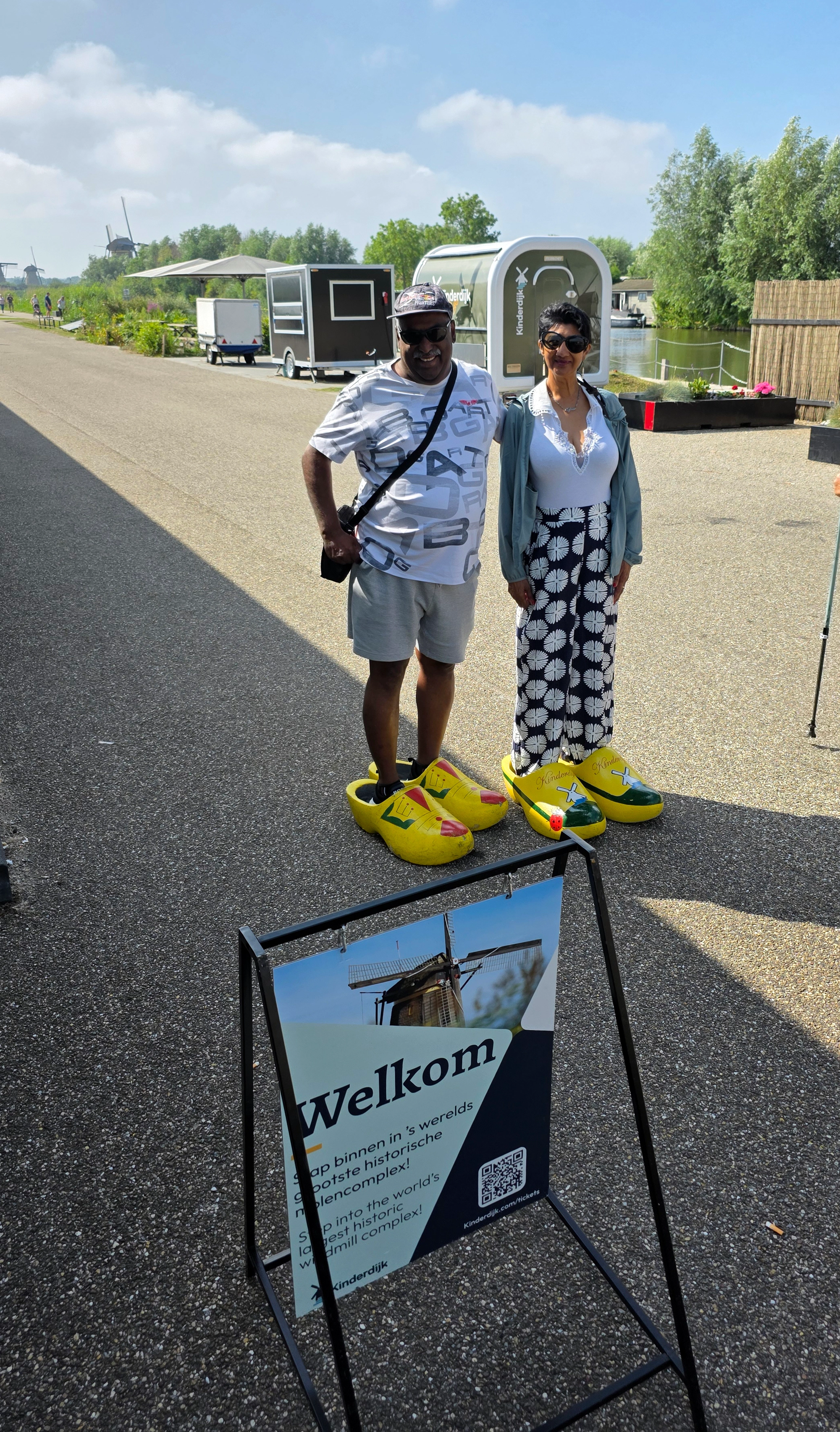 Guests enjoying a private Rotterdam and Kinderdijk tour with local guide Mark